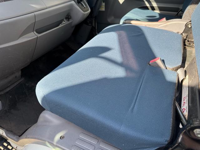 キャンター ＡＴ　３ｔ　平ボディ　荷台鉄板張り　３方開　荷台鉄板張り　ロープ穴５か所　電格格納ミラー　ドライブレコーダー　あおり止めチェーン付き　エンジン型式４Ｐ１０　車両総重量５４９５ｋｇ　荷寸３１０×１６０×３８　外寸４６９×１６９×１９９（49枚目）