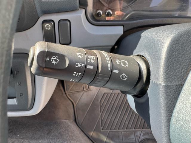 キャンター ＡＴ　３ｔ　平ボディ　荷台鉄板張り　３方開　荷台鉄板張り　ロープ穴５か所　電格格納ミラー　ドライブレコーダー　あおり止めチェーン付き　エンジン型式４Ｐ１０　車両総重量５４９５ｋｇ　荷寸３１０×１６０×３８　外寸４６９×１６９×１９９（50枚目）