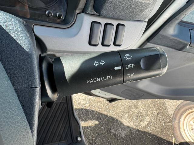 キャンター ＡＴ　３ｔ　平ボディ　荷台鉄板張り　３方開　荷台鉄板張り　ロープ穴５か所　電格格納ミラー　ドライブレコーダー　あおり止めチェーン付き　エンジン型式４Ｐ１０　車両総重量５４９５ｋｇ　荷寸３１０×１６０×３８　外寸４６９×１６９×１９９（51枚目）