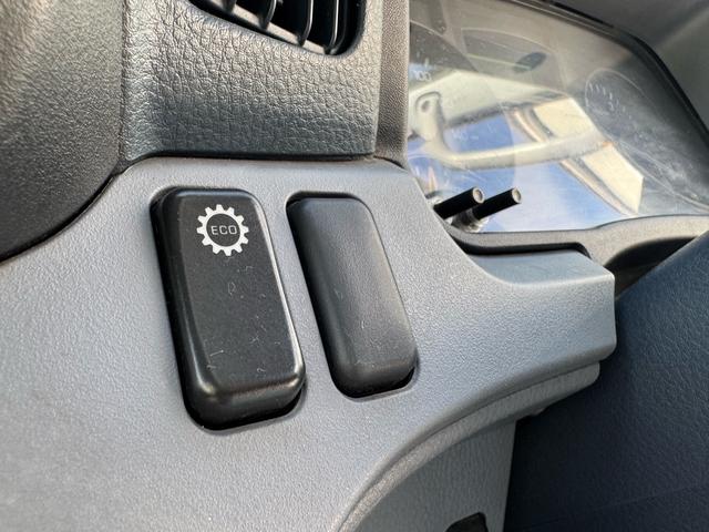 キャンター ＡＴ　３ｔ　平ボディ　荷台鉄板張り　３方開　荷台鉄板張り　ロープ穴５か所　電格格納ミラー　ドライブレコーダー　あおり止めチェーン付き　エンジン型式４Ｐ１０　車両総重量５４９５ｋｇ　荷寸３１０×１６０×３８　外寸４６９×１６９×１９９（52枚目）