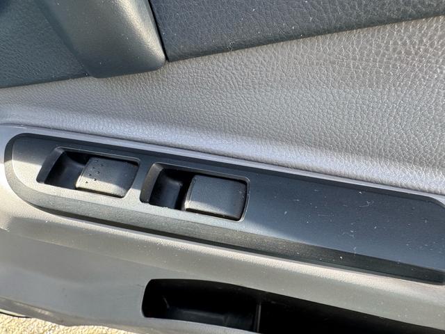 キャンター ＡＴ　３ｔ　平ボディ　荷台鉄板張り　３方開　荷台鉄板張り　ロープ穴５か所　電格格納ミラー　ドライブレコーダー　あおり止めチェーン付き　エンジン型式４Ｐ１０　車両総重量５４９５ｋｇ　荷寸３１０×１６０×３８　外寸４６９×１６９×１９９（54枚目）