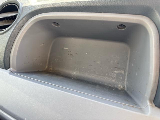 キャンター ＡＴ　３ｔ　平ボディ　荷台鉄板張り　３方開　荷台鉄板張り　ロープ穴５か所　電格格納ミラー　ドライブレコーダー　あおり止めチェーン付き　エンジン型式４Ｐ１０　車両総重量５４９５ｋｇ　荷寸３１０×１６０×３８　外寸４６９×１６９×１９９（56枚目）