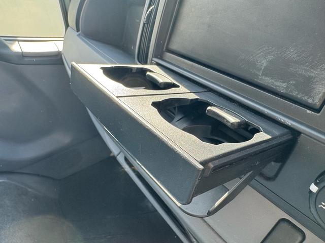 キャンター ＡＴ　３ｔ　平ボディ　荷台鉄板張り　３方開　荷台鉄板張り　ロープ穴５か所　電格格納ミラー　ドライブレコーダー　あおり止めチェーン付き　エンジン型式４Ｐ１０　車両総重量５４９５ｋｇ　荷寸３１０×１６０×３８　外寸４６９×１６９×１９９（57枚目）