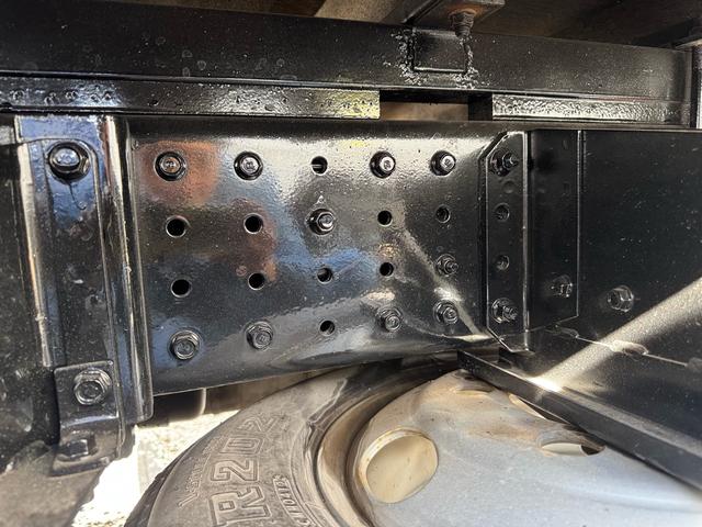 キャンター ＡＴ　３ｔ　平ボディ　荷台鉄板張り　３方開　荷台鉄板張り　ロープ穴５か所　電格格納ミラー　ドライブレコーダー　あおり止めチェーン付き　エンジン型式４Ｐ１０　車両総重量５４９５ｋｇ　荷寸３１０×１６０×３８　外寸４６９×１６９×１９９（58枚目）