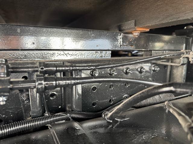 キャンター ＡＴ　３ｔ　平ボディ　荷台鉄板張り　３方開　荷台鉄板張り　ロープ穴５か所　電格格納ミラー　ドライブレコーダー　あおり止めチェーン付き　エンジン型式４Ｐ１０　車両総重量５４９５ｋｇ　荷寸３１０×１６０×３８　外寸４６９×１６９×１９９（62枚目）