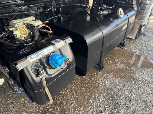 キャンター ＡＴ　３ｔ　平ボディ　荷台鉄板張り　３方開　荷台鉄板張り　ロープ穴５か所　電格格納ミラー　ドライブレコーダー　あおり止めチェーン付き　エンジン型式４Ｐ１０　車両総重量５４９５ｋｇ　荷寸３１０×１６０×３８　外寸４６９×１６９×１９９（63枚目）