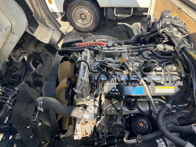 キャンター ＡＴ　３ｔ　平ボディ　荷台鉄板張り　３方開　荷台鉄板張り　ロープ穴５か所　電格格納ミラー　ドライブレコーダー　あおり止めチェーン付き　エンジン型式４Ｐ１０　車両総重量５４９５ｋｇ　荷寸３１０×１６０×３８　外寸４６９×１６９×１９９（64枚目）