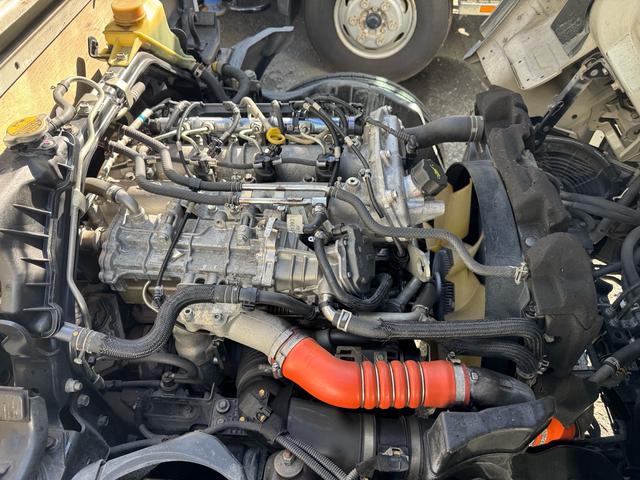 キャンター ＡＴ　３ｔ　平ボディ　荷台鉄板張り　３方開　荷台鉄板張り　ロープ穴５か所　電格格納ミラー　ドライブレコーダー　あおり止めチェーン付き　エンジン型式４Ｐ１０　車両総重量５４９５ｋｇ　荷寸３１０×１６０×３８　外寸４６９×１６９×１９９（65枚目）