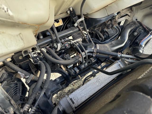 キャンター ＡＴ　３ｔ　平ボディ　荷台鉄板張り　３方開　荷台鉄板張り　ロープ穴５か所　電格格納ミラー　ドライブレコーダー　あおり止めチェーン付き　エンジン型式４Ｐ１０　車両総重量５４９５ｋｇ　荷寸３１０×１６０×３８　外寸４６９×１６９×１９９（66枚目）