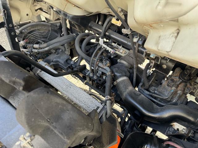 キャンター ＡＴ　３ｔ　平ボディ　荷台鉄板張り　３方開　荷台鉄板張り　ロープ穴５か所　電格格納ミラー　ドライブレコーダー　あおり止めチェーン付き　エンジン型式４Ｐ１０　車両総重量５４９５ｋｇ　荷寸３１０×１６０×３８　外寸４６９×１６９×１９９（67枚目）