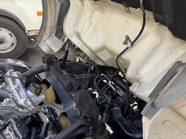 キャンター ＡＴ　３ｔ　平ボディ　荷台鉄板張り　３方開　荷台鉄板張り　ロープ穴５か所　電格格納ミラー　ドライブレコーダー　あおり止めチェーン付き　エンジン型式４Ｐ１０　車両総重量５４９５ｋｇ　荷寸３１０×１６０×３８　外寸４６９×１６９×１９９（69枚目）