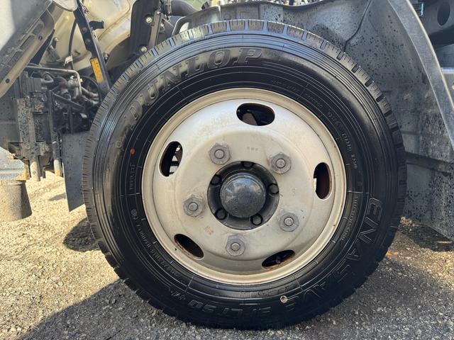 キャンター ＡＴ　３ｔ　平ボディ　荷台鉄板張り　３方開　荷台鉄板張り　ロープ穴５か所　電格格納ミラー　ドライブレコーダー　あおり止めチェーン付き　エンジン型式４Ｐ１０　車両総重量５４９５ｋｇ　荷寸３１０×１６０×３８　外寸４６９×１６９×１９９（72枚目）