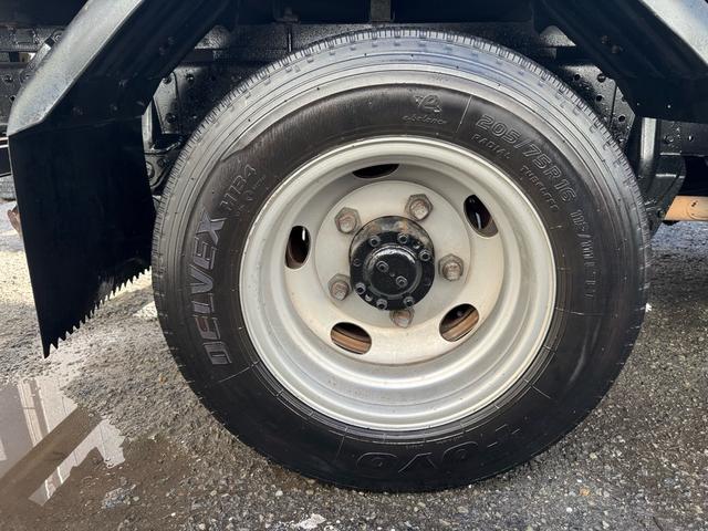 キャンター ＡＴ　３ｔ　平ボディ　荷台鉄板張り　３方開　荷台鉄板張り　ロープ穴５か所　電格格納ミラー　ドライブレコーダー　あおり止めチェーン付き　エンジン型式４Ｐ１０　車両総重量５４９５ｋｇ　荷寸３１０×１６０×３８　外寸４６９×１６９×１９９（74枚目）