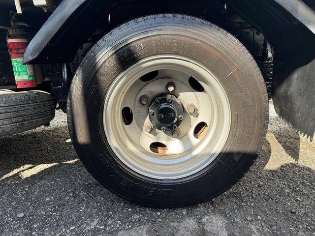 キャンター ＡＴ　３ｔ　平ボディ　荷台鉄板張り　３方開　荷台鉄板張り　ロープ穴５か所　電格格納ミラー　ドライブレコーダー　あおり止めチェーン付き　エンジン型式４Ｐ１０　車両総重量５４９５ｋｇ　荷寸３１０×１６０×３８　外寸４６９×１６９×１９９（75枚目）