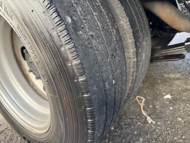 キャンター ＡＴ　３ｔ　平ボディ　荷台鉄板張り　３方開　荷台鉄板張り　ロープ穴５か所　電格格納ミラー　ドライブレコーダー　あおり止めチェーン付き　エンジン型式４Ｐ１０　車両総重量５４９５ｋｇ　荷寸３１０×１６０×３８　外寸４６９×１６９×１９９（76枚目）