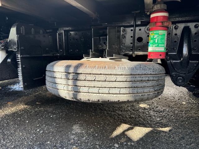 キャンター ＡＴ　３ｔ　平ボディ　荷台鉄板張り　３方開　荷台鉄板張り　ロープ穴５か所　電格格納ミラー　ドライブレコーダー　あおり止めチェーン付き　エンジン型式４Ｐ１０　車両総重量５４９５ｋｇ　荷寸３１０×１６０×３８　外寸４６９×１６９×１９９（77枚目）