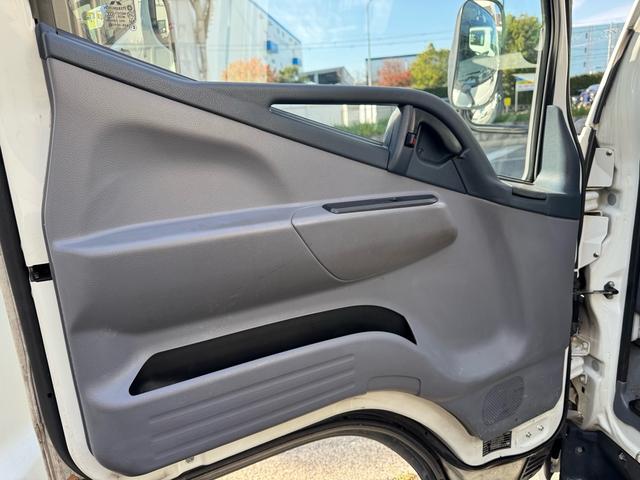 キャンター ＡＴ　３ｔ　平ボディ　荷台鉄板張り　３方開　荷台鉄板張り　ロープ穴５か所　電格格納ミラー　ドライブレコーダー　あおり止めチェーン付き　エンジン型式４Ｐ１０　車両総重量５４９５ｋｇ　荷寸３１０×１６０×３８　外寸４６９×１６９×１９９（78枚目）