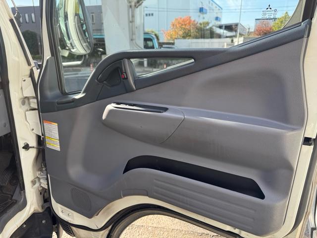 キャンター ＡＴ　３ｔ　平ボディ　荷台鉄板張り　３方開　荷台鉄板張り　ロープ穴５か所　電格格納ミラー　ドライブレコーダー　あおり止めチェーン付き　エンジン型式４Ｐ１０　車両総重量５４９５ｋｇ　荷寸３１０×１６０×３８　外寸４６９×１６９×１９９（79枚目）