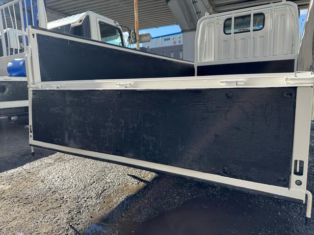 キャンター MT5 2トン 全低床平ボディ 標準ボディ 荷台板張り ナビ Bluetooth TV 前後ドライブレコーダー 電格格納ミラー 5t限定準中型免許 車両重量2160kg 車両総重量4325kg 荷寸312×160×197 外寸469×169×197(35枚目)