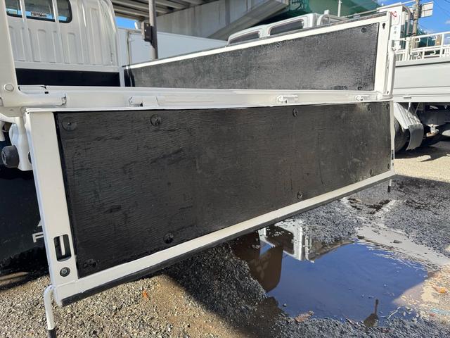 キャンター MT5 2トン 全低床平ボディ 標準ボディ 荷台板張り ナビ Bluetooth TV 前後ドライブレコーダー 電格格納ミラー 5t限定準中型免許 車両重量2160kg 車両総重量4325kg 荷寸312×160×197 外寸469×169×197(36枚目)