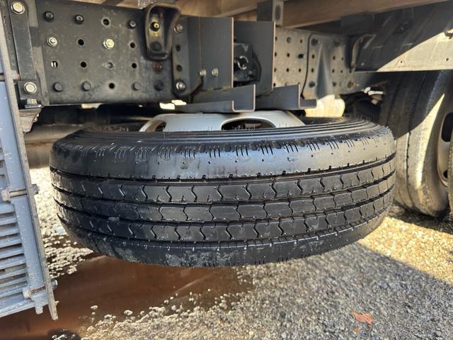 キャンター MT5 2トン 全低床平ボディ 標準ボディ 荷台板張り ナビ Bluetooth TV 前後ドライブレコーダー 電格格納ミラー 5t限定準中型免許 車両重量2160kg 車両総重量4325kg 荷寸312×160×197 外寸469×169×197(77枚目)