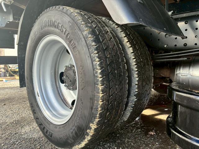 キャンター AT 2トン 平ボディ ワイドロング 荷台板張り 荷台塗装済 あおり開封補助装置 ロープフック 3方開 乗車定員3人 ETC 2トントラック 5トン限定準中型免許 車両重量2770kg 車両総重量4935kg 荷寸436×208×38 外寸624×218×220(10枚目)