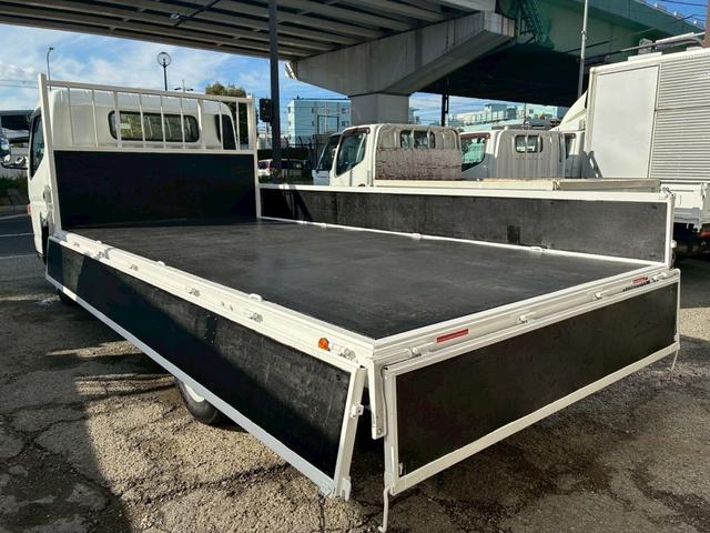 キャンター AT 2トン 平ボディ ワイドロング 荷台板張り 荷台塗装済 あおり開封補助装置 ロープフック 3方開 乗車定員3人 ETC 2トントラック 5トン限定準中型免許 車両重量2770kg 車両総重量4935kg 荷寸436×208×38 外寸624×218×220(27枚目)