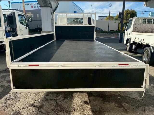 キャンター AT 2トン 平ボディ ワイドロング 荷台板張り 荷台塗装済 あおり開封補助装置 ロープフック 3方開 乗車定員3人 ETC 2トントラック 5トン限定準中型免許 車両重量2770kg 車両総重量4935kg 荷寸436×208×38 外寸624×218×220(28枚目)