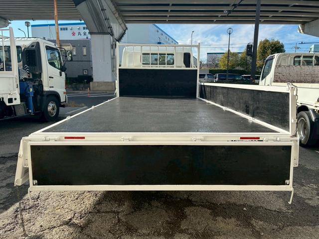 キャンター AT 2トン 平ボディ ワイドロング 荷台板張り 荷台塗装済 あおり開封補助装置 ロープフック 3方開 乗車定員3人 ETC 2トントラック 5トン限定準中型免許 車両重量2770kg 車両総重量4935kg 荷寸436×208×38 外寸624×218×220(29枚目)