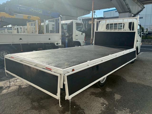 キャンター AT 2トン 平ボディ ワイドロング 荷台板張り 荷台塗装済 あおり開封補助装置 ロープフック 3方開 乗車定員3人 ETC 2トントラック 5トン限定準中型免許 車両重量2770kg 車両総重量4935kg 荷寸436×208×38 外寸624×218×220(32枚目)