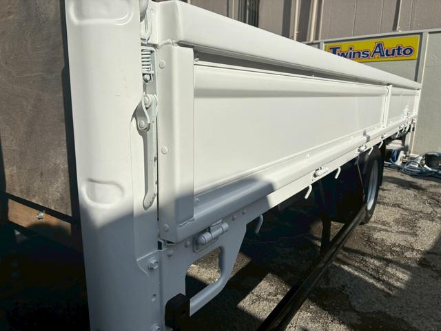 キャンター AT 2トン 平ボディ ワイドロング 荷台板張り 荷台塗装済 あおり開封補助装置 ロープフック 3方開 乗車定員3人 ETC 2トントラック 5トン限定準中型免許 車両重量2770kg 車両総重量4935kg 荷寸436×208×38 外寸624×218×220(41枚目)