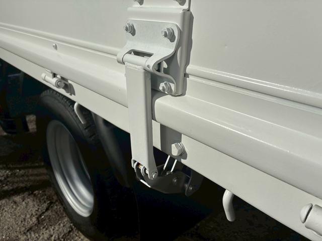 キャンター AT 2トン 平ボディ ワイドロング 荷台板張り 荷台塗装済 あおり開封補助装置 ロープフック 3方開 乗車定員3人 ETC 2トントラック 5トン限定準中型免許 車両重量2770kg 車両総重量4935kg 荷寸436×208×38 外寸624×218×220(43枚目)