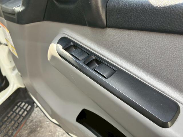 キャンター AT 2トン 平ボディ ワイドロング 荷台板張り 荷台塗装済 あおり開封補助装置 ロープフック 3方開 乗車定員3人 ETC 2トントラック 5トン限定準中型免許 車両重量2770kg 車両総重量4935kg 荷寸436×208×38 外寸624×218×220(56枚目)