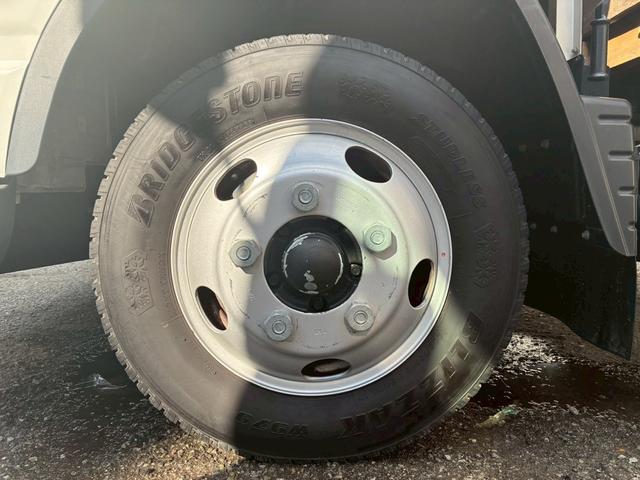 キャンター AT 2トン 平ボディ ワイドロング 荷台板張り 荷台塗装済 あおり開封補助装置 ロープフック 3方開 乗車定員3人 ETC 2トントラック 5トン限定準中型免許 車両重量2770kg 車両総重量4935kg 荷寸436×208×38 外寸624×218×220(68枚目)