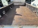 ＡＴ　３ｔ　平ボディ　荷台鉄板張り　３方開　荷台鉄板張り　ロープ穴５か所　電格格納ミラー　ドライブレコーダー　あおり止めチェーン付き　エンジン型式４Ｐ１０　車両総重量５４９５ｋｇ　荷寸３１０×１６０×３８　外寸４６９×１６９×１９９（31枚目）