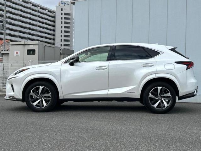 NX NX300hスパイスアンドシック サンルーフ/保証書/純正 10.3インチ メモリーナビ/プリクラッシュセーフティ/エアーシート 前席/パノラミックビューモニター/車線逸脱防止支援システム/シート フルレザー 革シート 全周囲カメラ(2枚目)