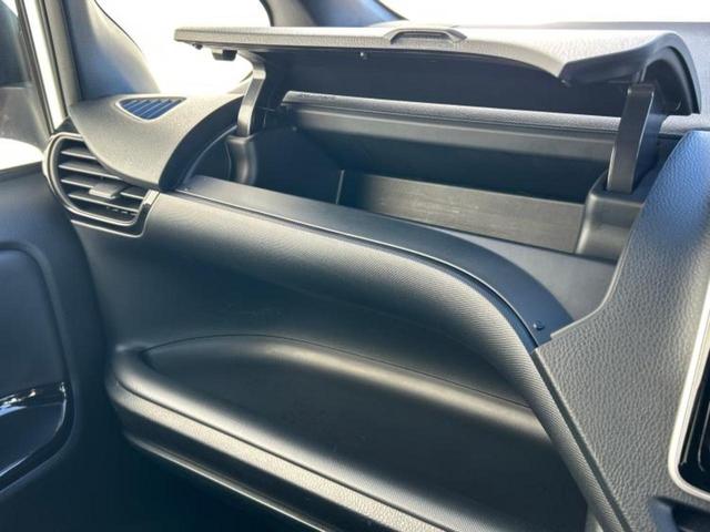 ヴォクシー ＺＳキラメキ３　保証書／純正　９インチ　ＳＤナビ／トヨタセーフティセンス／両側電動スライドドア／車線逸脱防止支援システム／シート　ハーフレザー／パーキングアシスト　バックガイド／ドライブレコーダー　前後　ワンオーナー（40枚目）