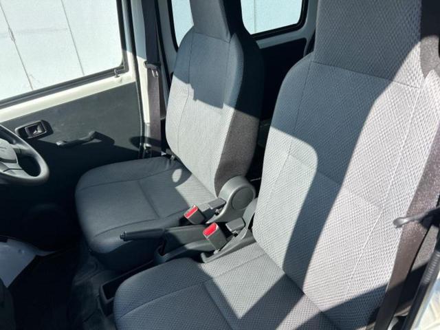 ハイゼットカーゴ スペシャル　保証書／ＥＴＣ／ＥＢＤ付ＡＢＳ／横滑り防止装置／アイドリングストップ／エアバッグ　運転席／エアバッグ　助手席／パワーステアリング／オートライト／マニュアルエアコン／取扱説明書／ユーザー買取車（6枚目）