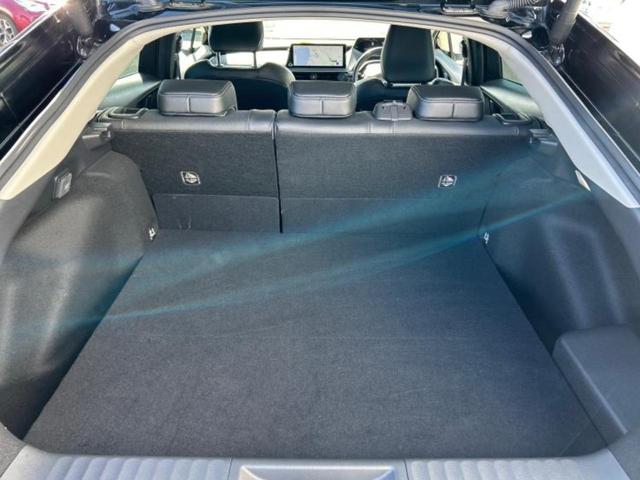 プリウス Ｚ　ガラスルーフ／保証書／ディスプレイオーディオ＋ナビ１２．３インチ／デジタルインナーミラー／トヨタセーフティセンス／シートヒーター　前席／パノラミックビューモニター／車線逸脱防止支援システム　電動シート（8枚目）