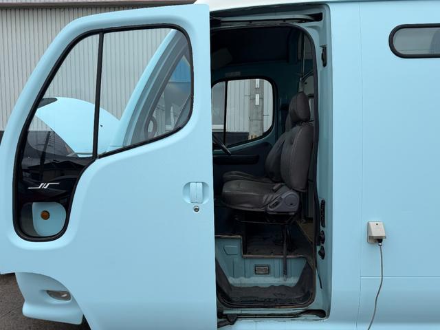 アトラスロコ キッチンカー仕様　８ナンバー加工車登録　ステンＷシンク　給水電動ポンプ　給排水タンク　換気扇　１２０ｃｍＬＥＤライト２灯　１００Ｖコンセント　ステン棚　スチールメッシュ棚　外部１００Ｖ入電防水ＢＯＸ　室内ウオークスルー（12枚目）