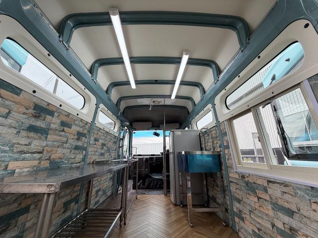 アトラスロコ キッチンカー仕様　８ナンバー加工車登録　ステンＷシンク　給水電動ポンプ　給排水タンク　換気扇　１２０ｃｍＬＥＤライト２灯　１００Ｖコンセント　ステン棚　スチールメッシュ棚　外部１００Ｖ入電防水ＢＯＸ　室内ウオークスルー（16枚目）