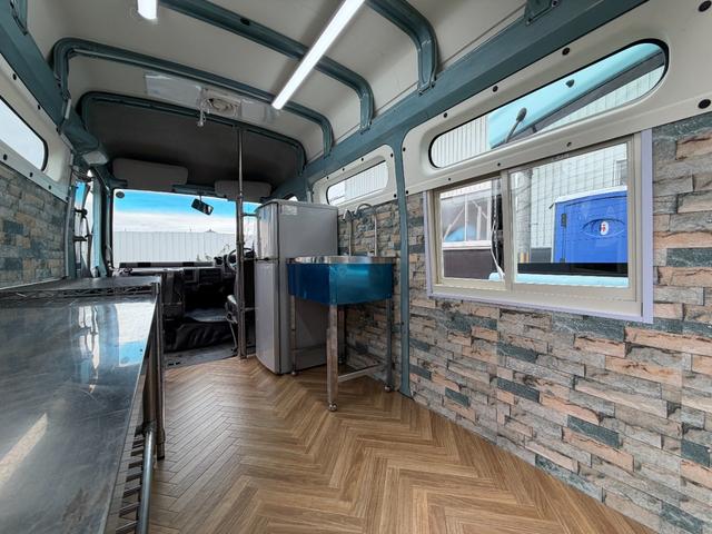 アトラスロコ キッチンカー仕様　８ナンバー加工車登録　ステンＷシンク　給水電動ポンプ　給排水タンク　換気扇　１２０ｃｍＬＥＤライト２灯　１００Ｖコンセント　ステン棚　スチールメッシュ棚　外部１００Ｖ入電防水ＢＯＸ　室内ウオークスルー（19枚目）