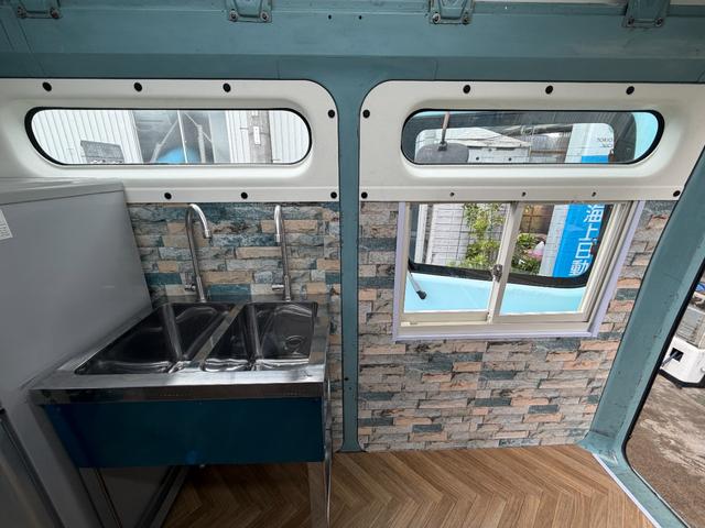 アトラスロコ キッチンカー仕様　８ナンバー加工車登録　ステンＷシンク　給水電動ポンプ　給排水タンク　換気扇　１２０ｃｍＬＥＤライト２灯　１００Ｖコンセント　ステン棚　スチールメッシュ棚　外部１００Ｖ入電防水ＢＯＸ　室内ウオークスルー（23枚目）