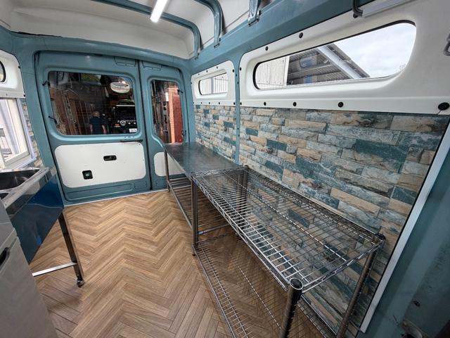 アトラスロコ キッチンカー仕様　８ナンバー加工車登録　ステンＷシンク　給水電動ポンプ　給排水タンク　換気扇　１２０ｃｍＬＥＤライト２灯　１００Ｖコンセント　ステン棚　スチールメッシュ棚　外部１００Ｖ入電防水ＢＯＸ　室内ウオークスルー（29枚目）
