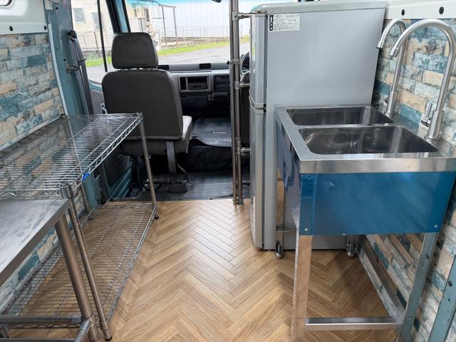 アトラスロコ キッチンカー仕様　８ナンバー加工車登録　ステンＷシンク　給水電動ポンプ　給排水タンク　換気扇　１２０ｃｍＬＥＤライト２灯　１００Ｖコンセント　ステン棚　スチールメッシュ棚　外部１００Ｖ入電防水ＢＯＸ　室内ウオークスルー（32枚目）