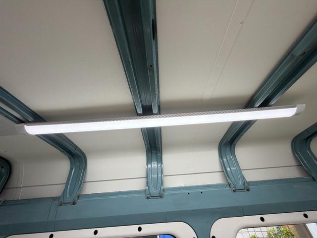 アトラスロコ キッチンカー仕様　８ナンバー加工車登録　ステンＷシンク　給水電動ポンプ　給排水タンク　換気扇　１２０ｃｍＬＥＤライト２灯　１００Ｖコンセント　ステン棚　スチールメッシュ棚　外部１００Ｖ入電防水ＢＯＸ　室内ウオークスルー（34枚目）