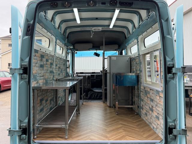 アトラスロコ キッチンカー仕様　８ナンバー加工車登録　ステンＷシンク　給水電動ポンプ　給排水タンク　換気扇　１２０ｃｍＬＥＤライト２灯　１００Ｖコンセント　ステン棚　スチールメッシュ棚　外部１００Ｖ入電防水ＢＯＸ　室内ウオークスルー（57枚目）