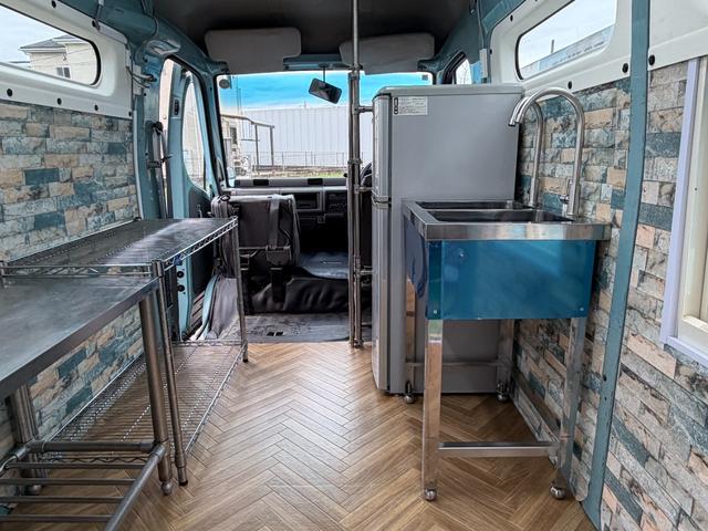 アトラスロコ キッチンカー仕様　８ナンバー加工車登録　ステンＷシンク　給水電動ポンプ　給排水タンク　換気扇　１２０ｃｍＬＥＤライト２灯　１００Ｖコンセント　ステン棚　スチールメッシュ棚　外部１００Ｖ入電防水ＢＯＸ　室内ウオークスルー（63枚目）