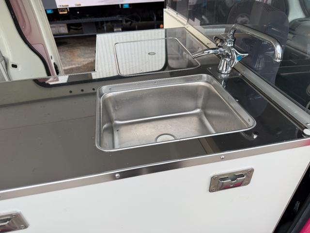 ハイゼットカーゴ キッチンカー仕様４ＷＤ２シーターブラインド　４ＷＤキッチンカー仕様　Ｗシンク　給排水タンク　電動給水ポンプ　換気扇　パッションピンク　バッテリーカットスイッチ（27枚目）