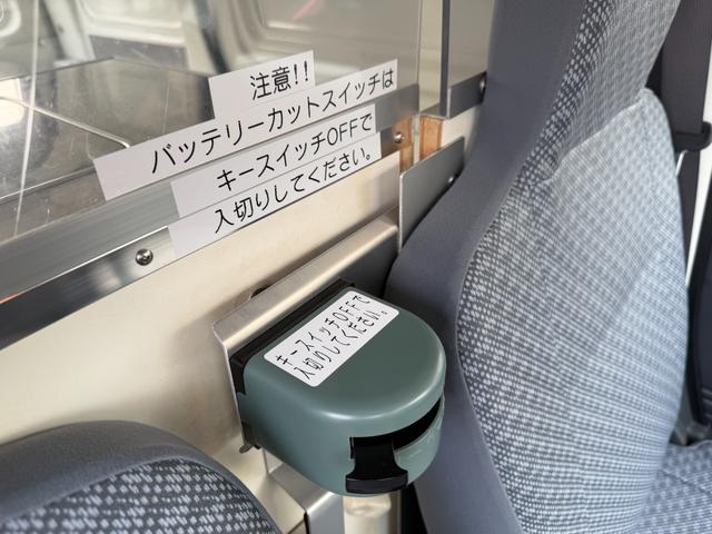 ハイゼットカーゴ キッチンカー仕様４ＷＤ２シーターブラインド　４ＷＤキッチンカー仕様　Ｗシンク　給排水タンク　電動給水ポンプ　換気扇　パッションピンク　バッテリーカットスイッチ（45枚目）